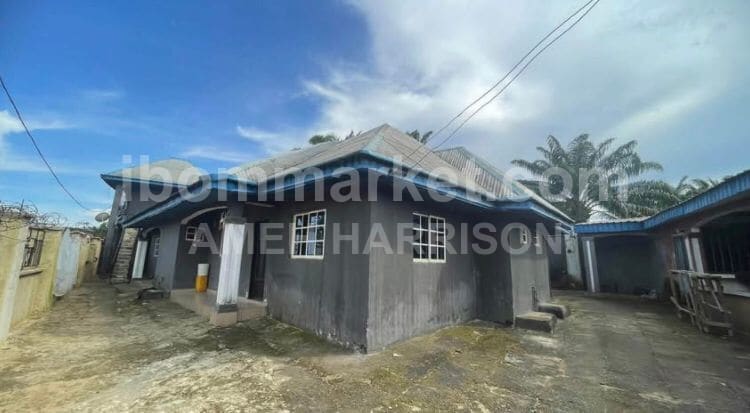 10UNITS OF SELF-CONTAINED WITH EXTRA SPACE.